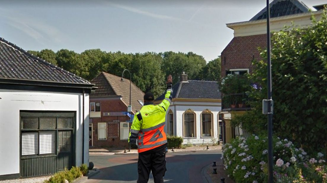 Er blijven nog tot het eind van de zomer verkeersregelaars staan in Onderdendam.