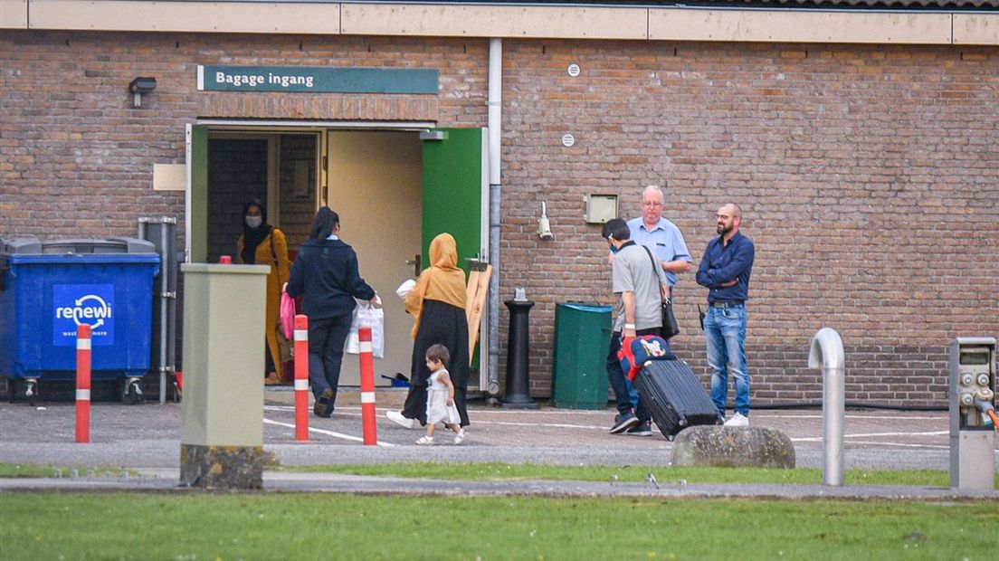Eerste Afghaanse vluchtelingen aangekomen in Zoutkamp, Groningen