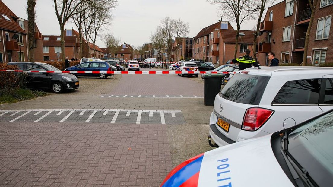 De straat is ruim afgezet