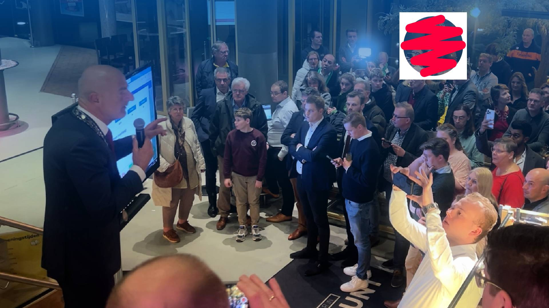 Uitslagenavond in Barendrecht met burgemeester Ronald Scheider.