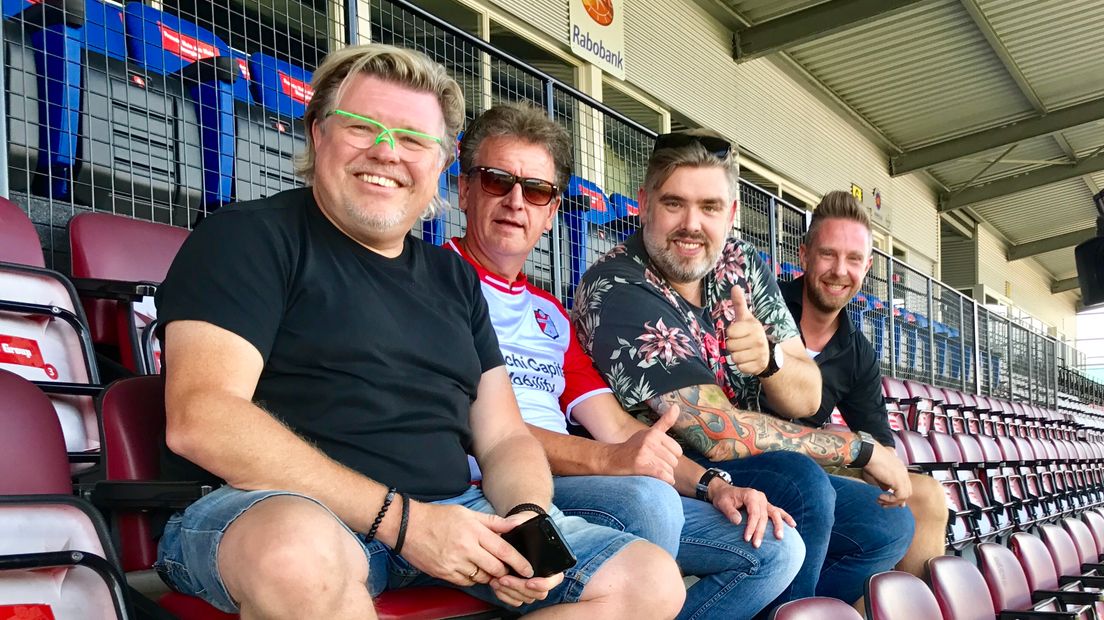 'Keien' René Karst, Anton Geerts, William Bossong en Roy Keuter in het stadion van FC Emmen (Rechten: RTV Drenthe/Stijn Steenhuis)