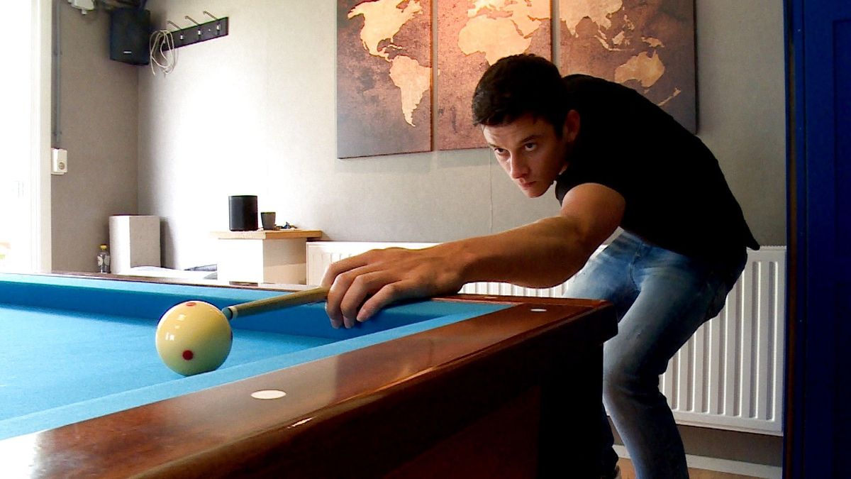Joris (17) bouwt biljarttempel in zijn achtertuin en wordt Nederlands kampioen