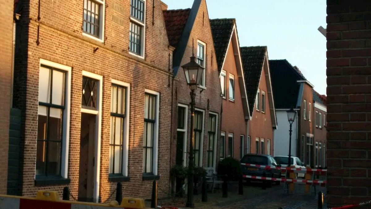Constructeur naar Henric de Cranestraat in Kuinre vanwege instortingsgevaar huis