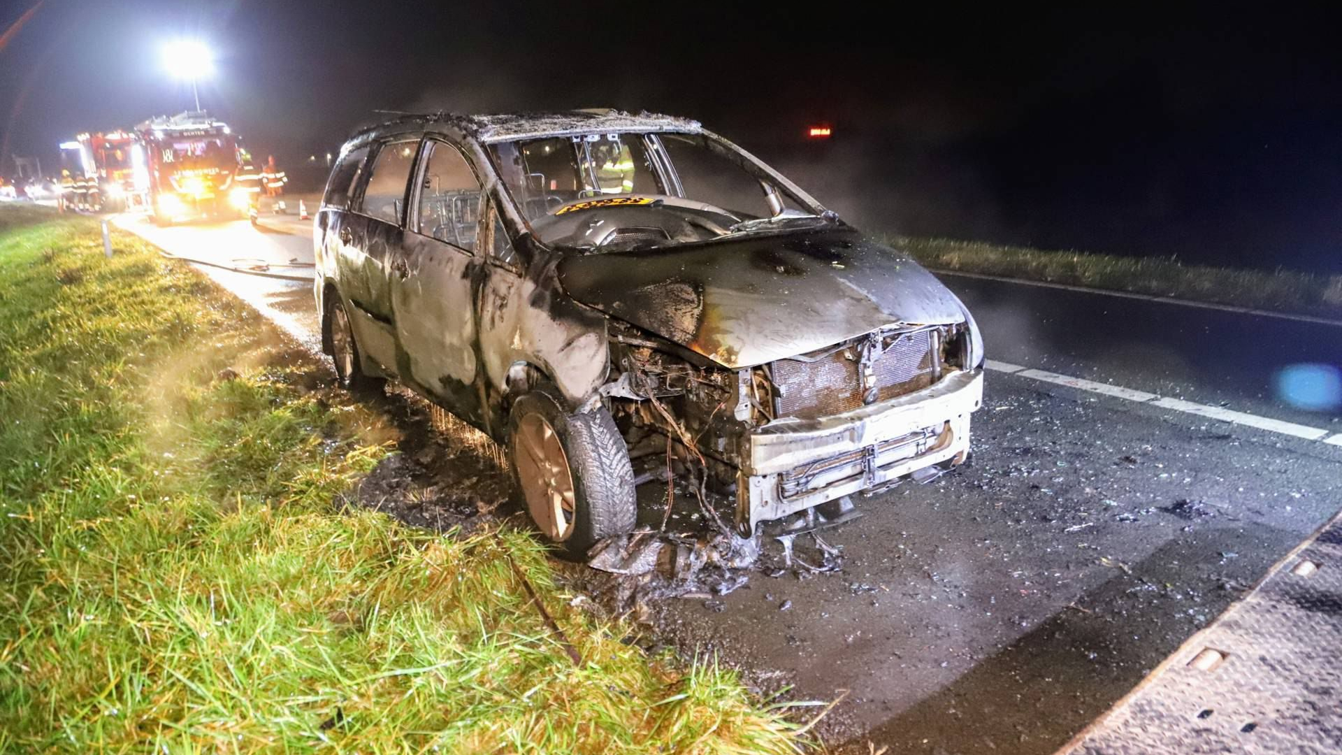 Auto brandt uit naast snelweg