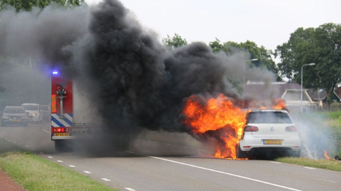 De brandweer kon niet voorkomen dat de auto volledig uitbrandde.