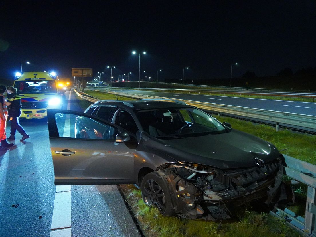 De vangrail raakte beschadigd toen de automobilist macht over het stuur verloor