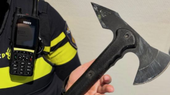 Man dreigt met hakbijl, in zijn huis vindt de politie nog veel meer wapens