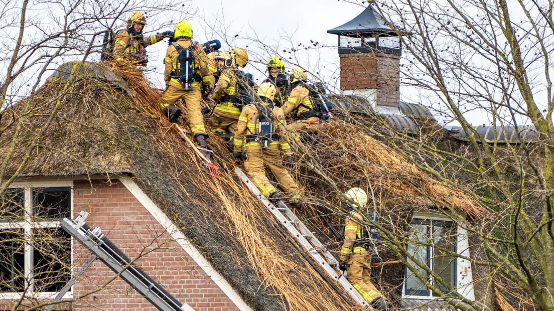 De brandweer op het dak.