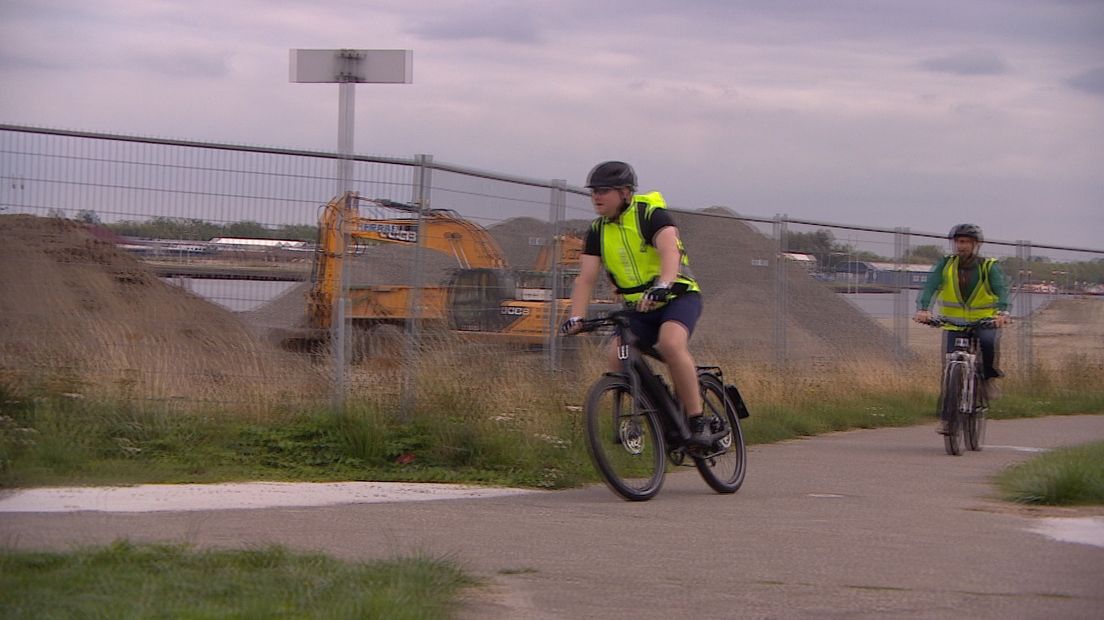 Fietsen mét helm en hesje