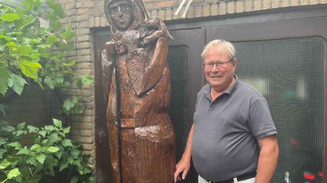 Piet Risseeuw bij zijn zelfgemaakte Goede Herder