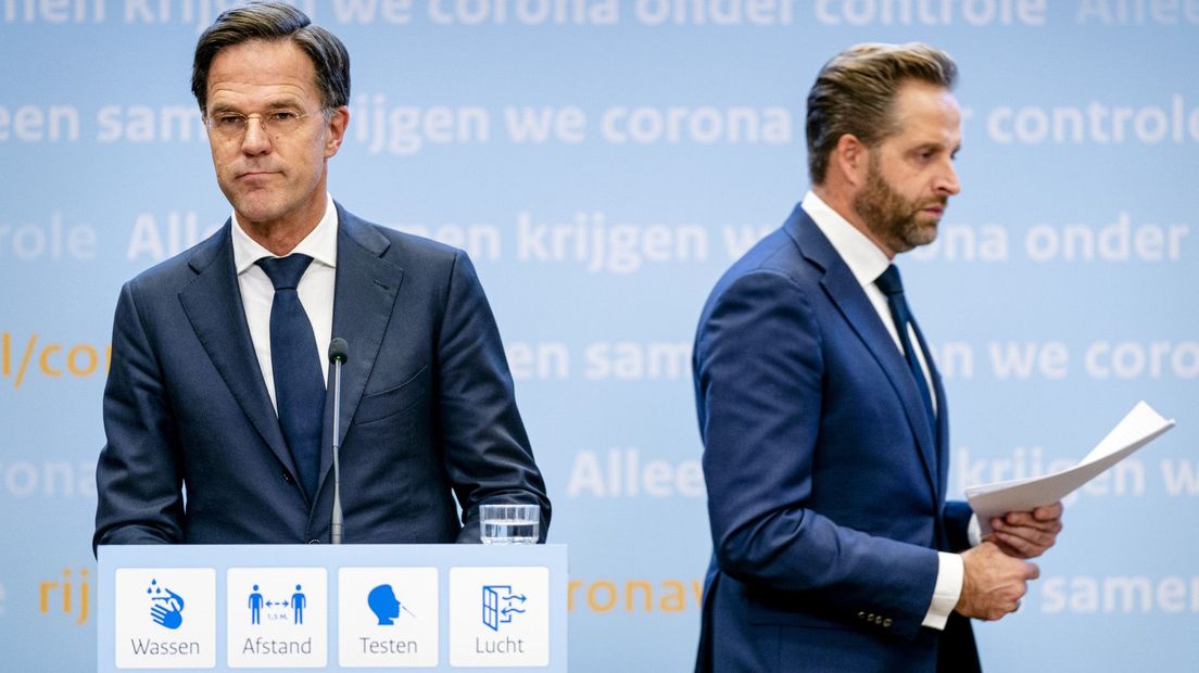 Demissionair premier Mark Rutte en demissionair minister Hugo de Jonge tijdens de persconferentie.  l