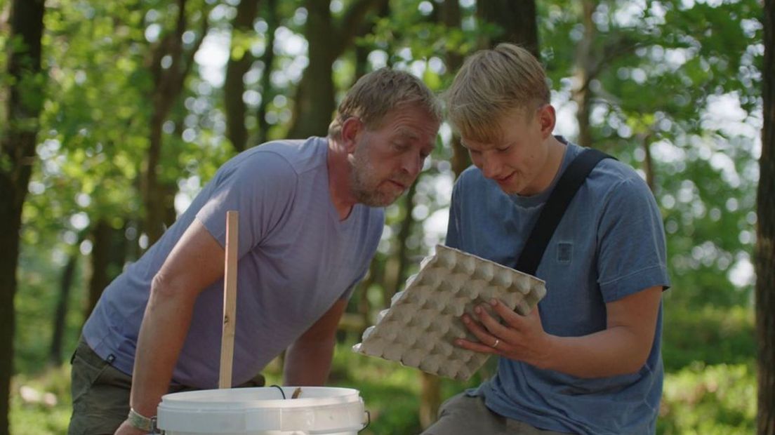 Nachtvlinderexpert Tijmen Majoor laat Harm Edens nachtvlinders zien.