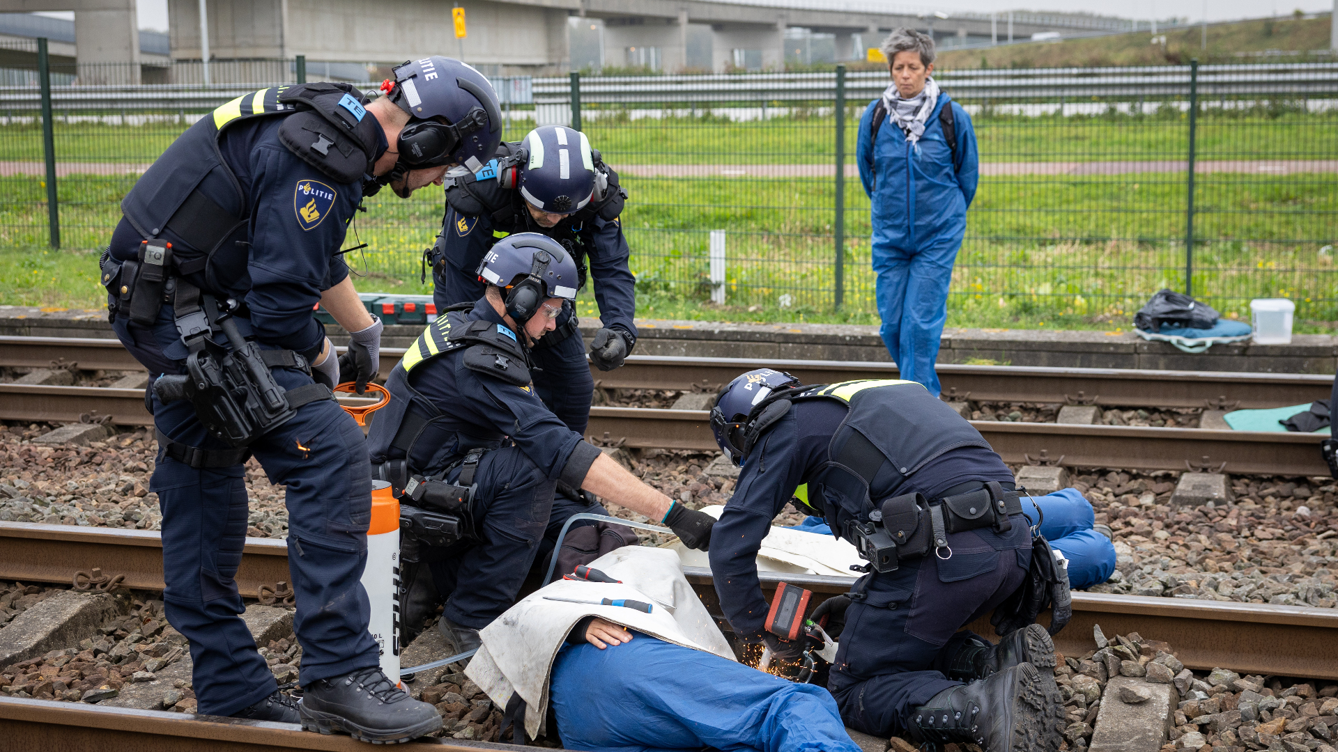 Activisten aan het spoor vastgeketend