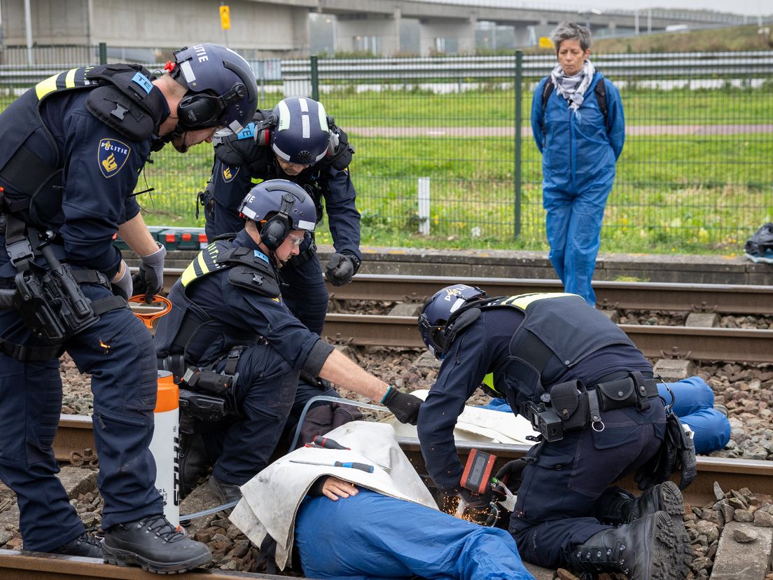 Activisten aan het spoor vastgeketend