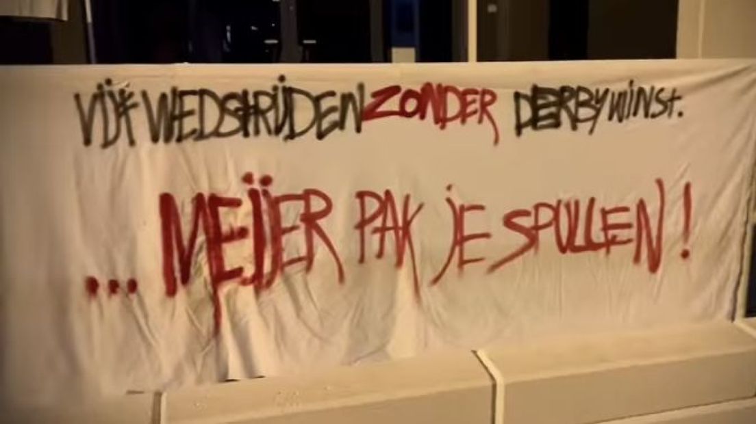 Een spandoek bij De Goffert
