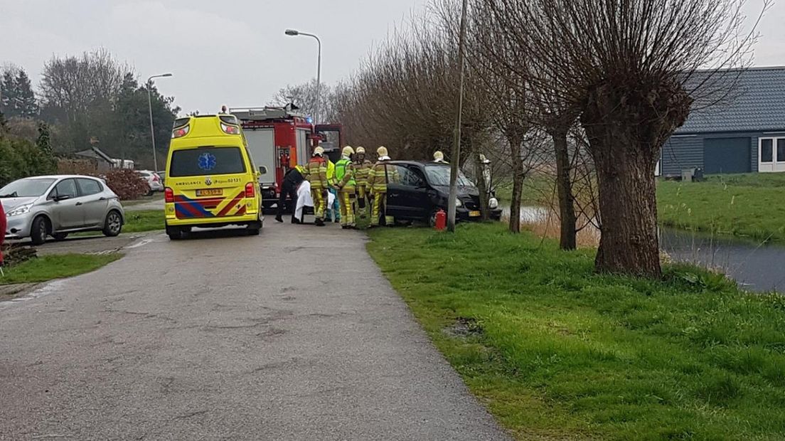 Auto tegen boom in Ossenzijl