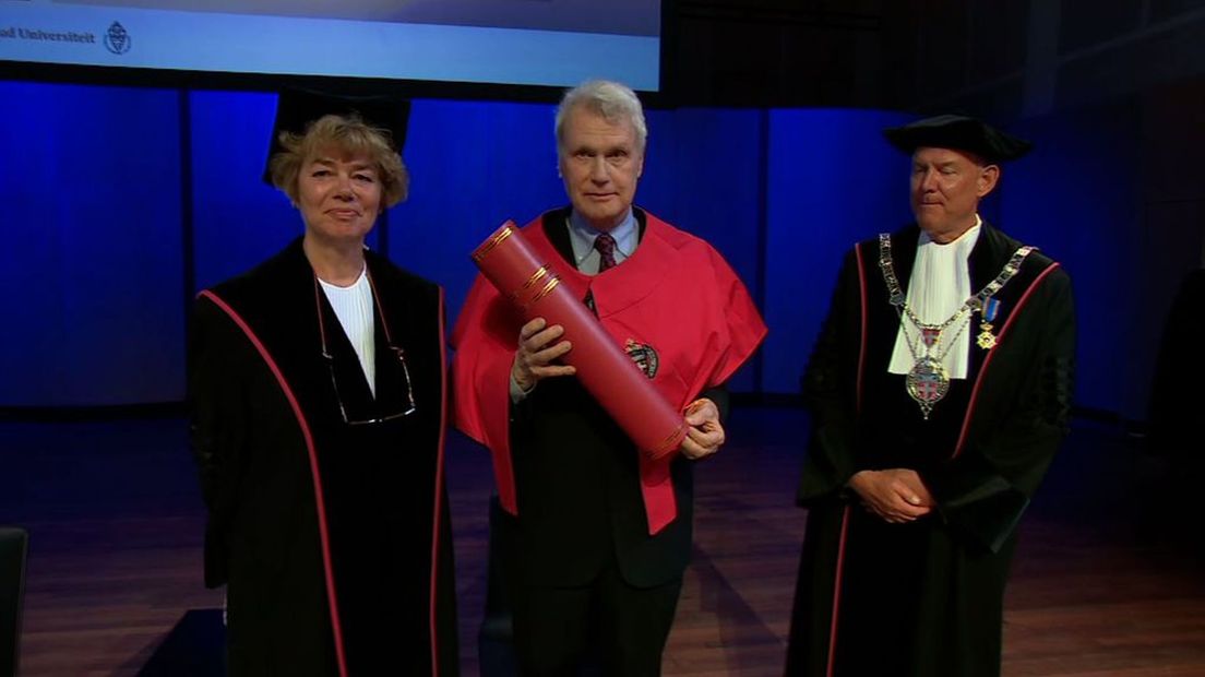 Adriaan van Dis (midden) heeft zijn eredoctoraat ontvangen.