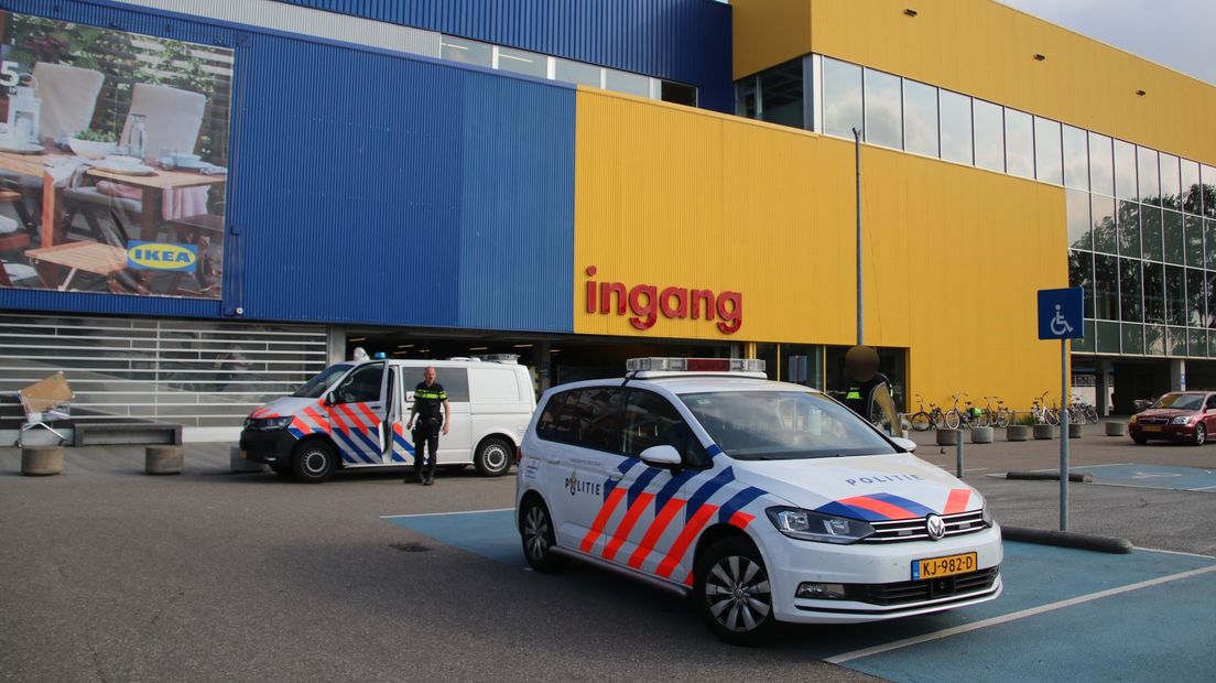 De politie rukte met meerdere voertuigen uit naar de Ikea in Stad