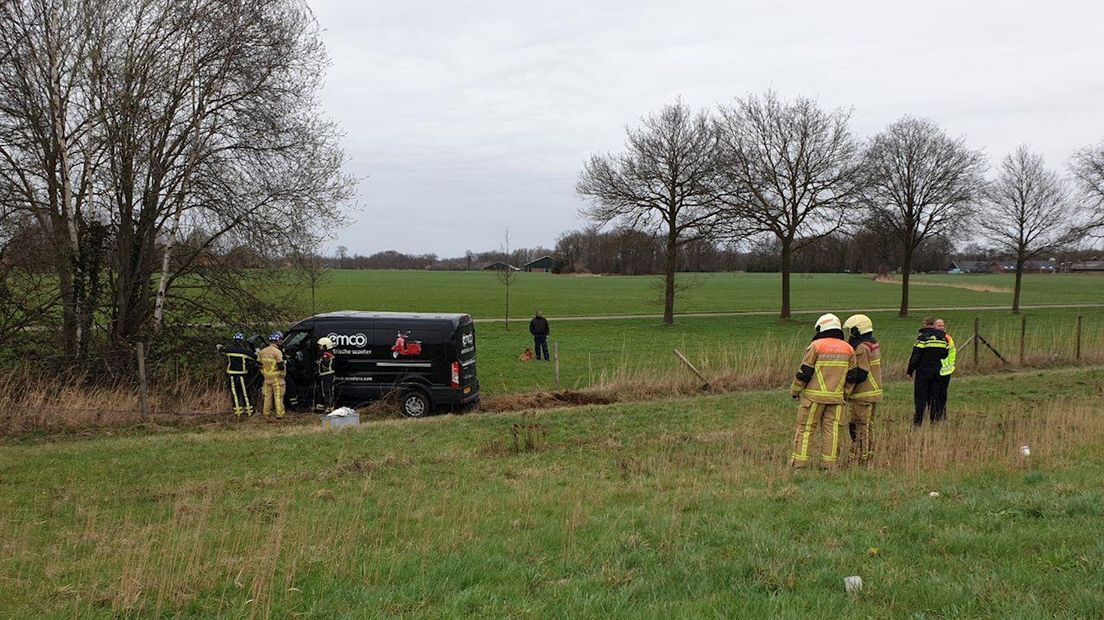 Busje botst tegen vrachtwagen en eindigt in de berm langs de A1