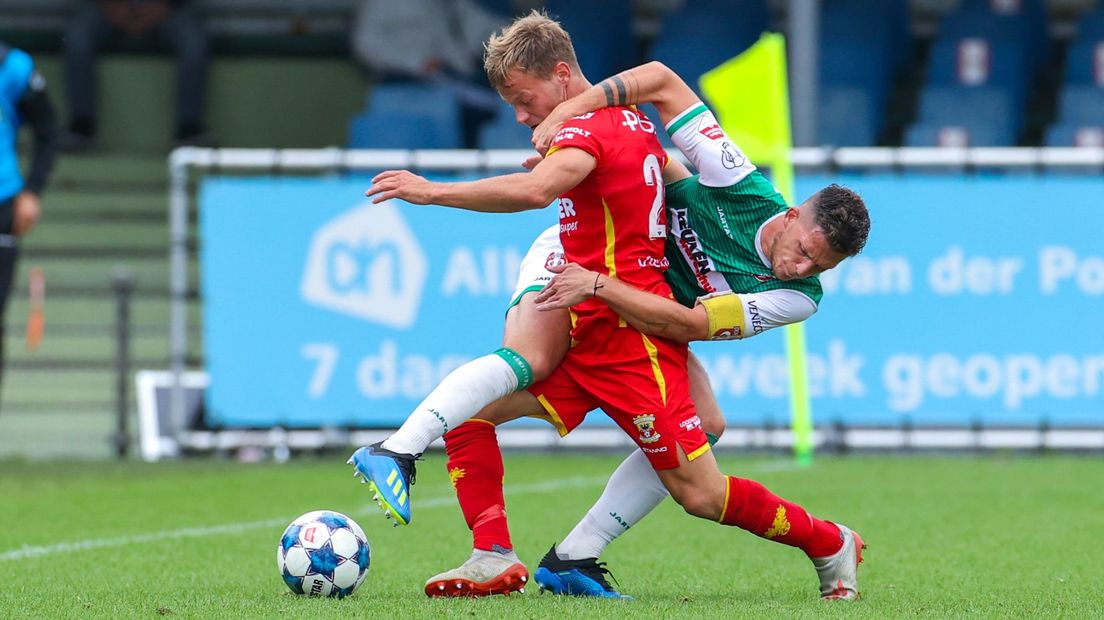 Boyd Lucassen vecht een stevig duel uit met Kevin van Jansen van FC Dordrecht