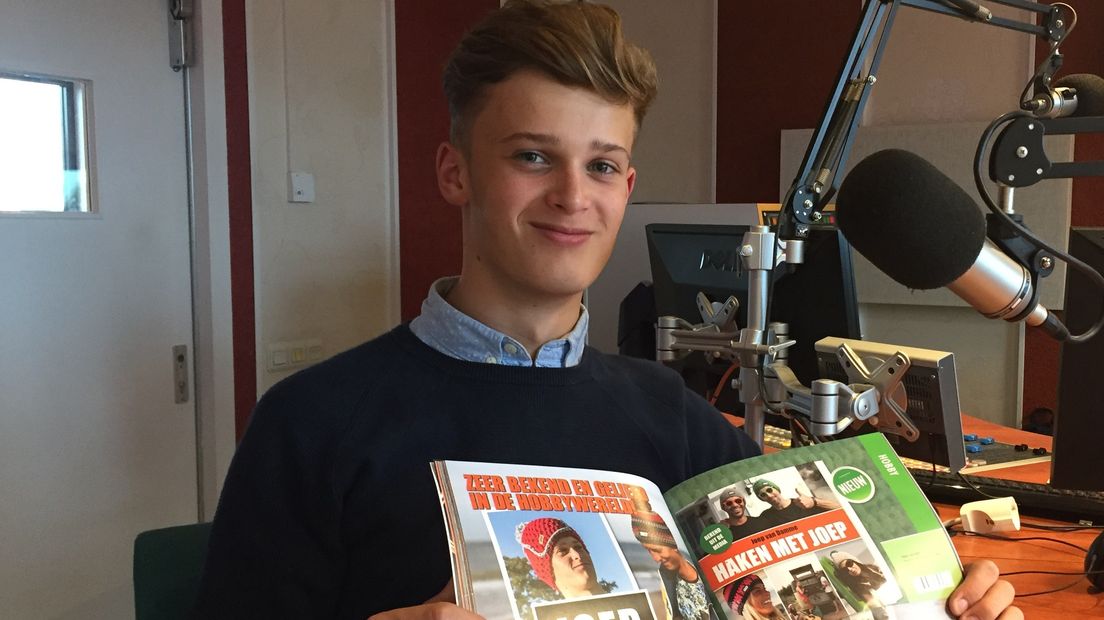 Joep (17) met een brochure van de uitgever waarin zijn boek over haken staat vermeld. Het eindresultaat heeft hij nog niet mogen bekijken.