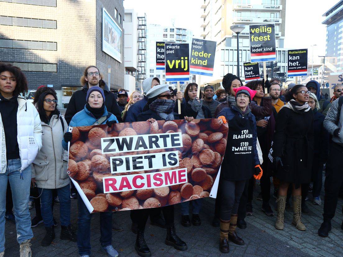 Protesten bij de intocht.