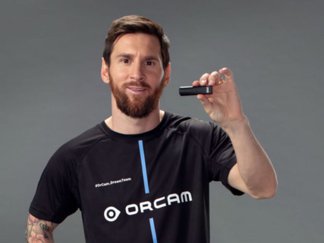 Messi en het apparaatje (bron: OrCam)