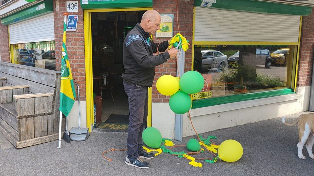 Een verslagen Leo ruimt de ballonnen op na de verloren play-offwedstrijd van ADO