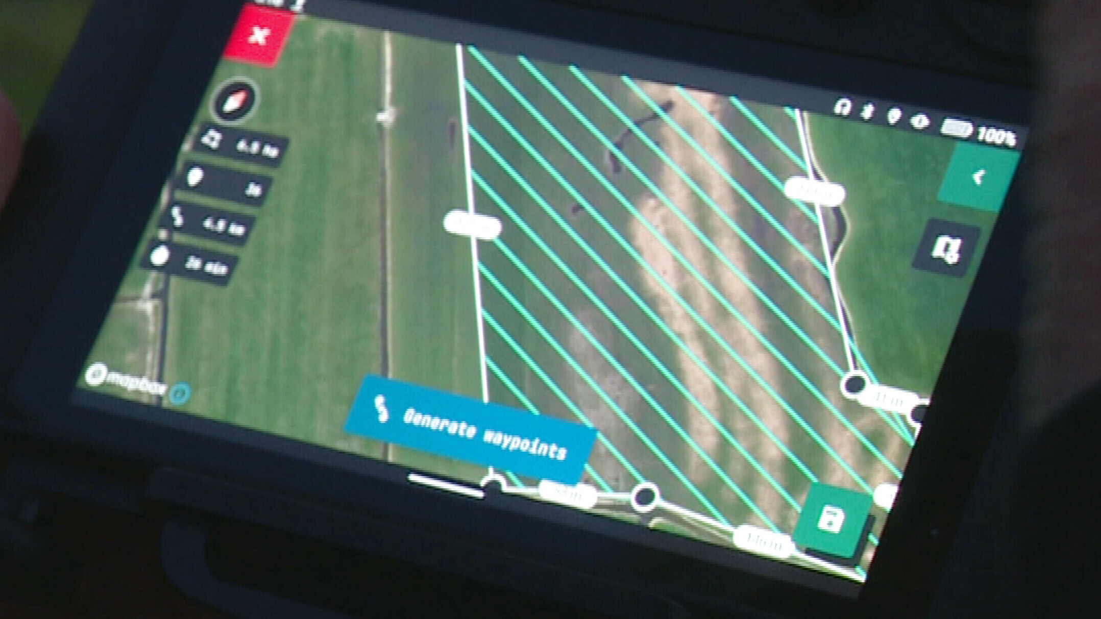 De drone fljocht yn banen oer it lân