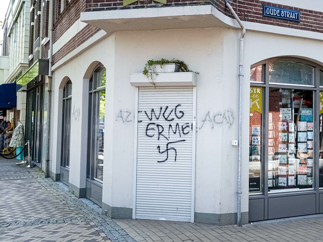 Winkelpanden beklad in Assen: hakenkruisen, anti-azc-leus en 'All Cops Are Bastards'