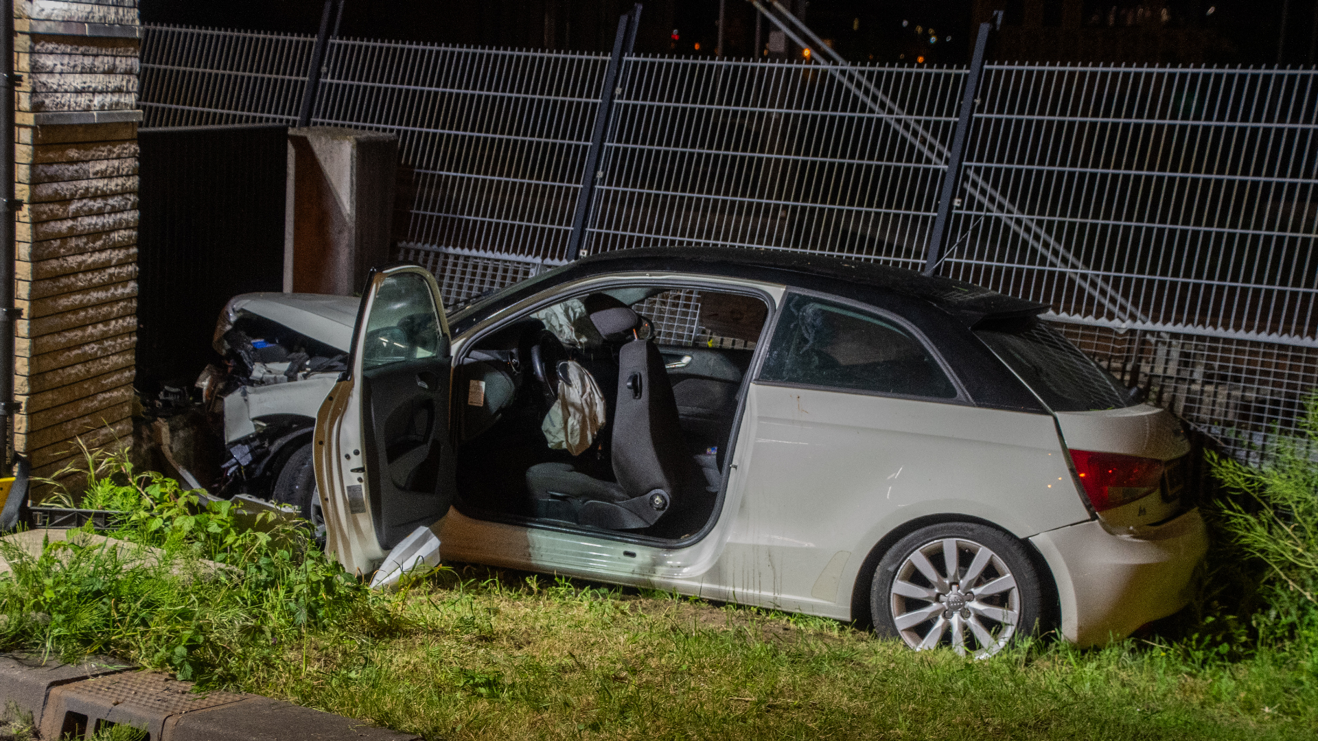 Vluchtende automobilist crasht, politie zoekt specifieke getuige