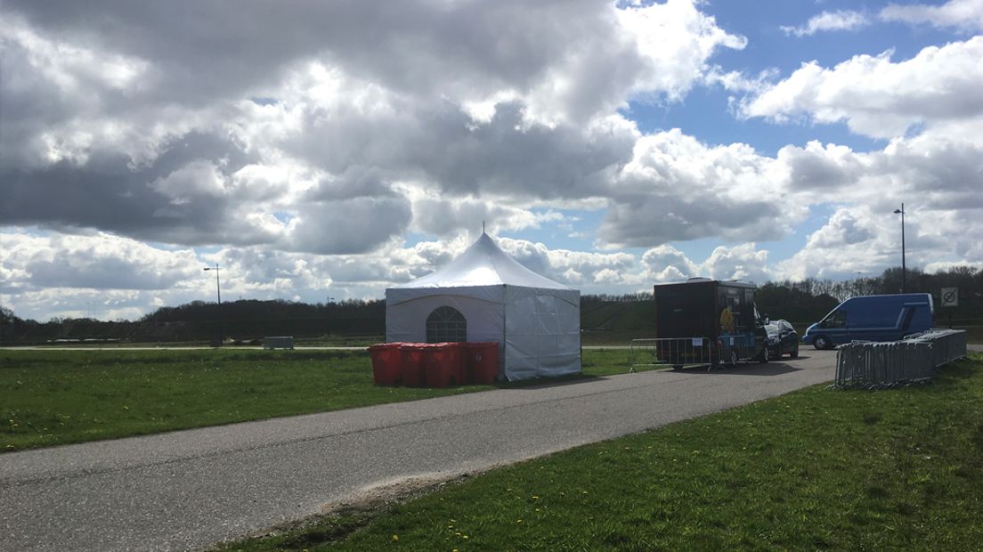 Het terrein ligt er maandagochtend verlaten bij.