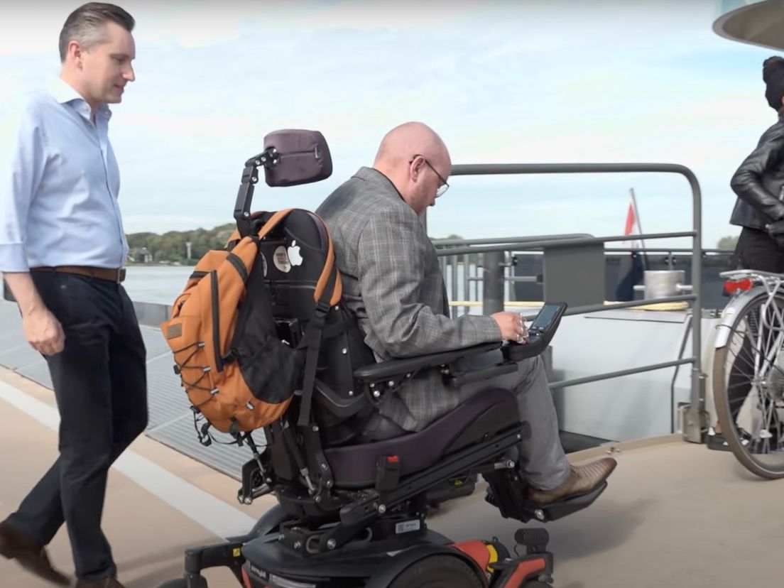Nick Bootsman probeert met zijn elektrische rolstoel de steile plank van de Waterbus op te komen