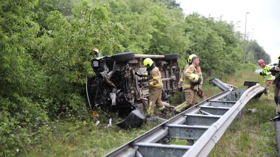Busje belandt naast A50 • bewoner gewond
