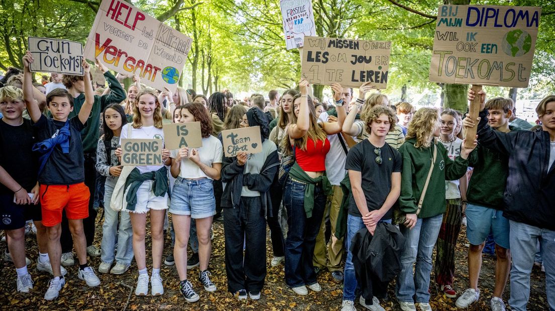 'Klimaatstakende' leerlingen en docenten op het Malieveld.