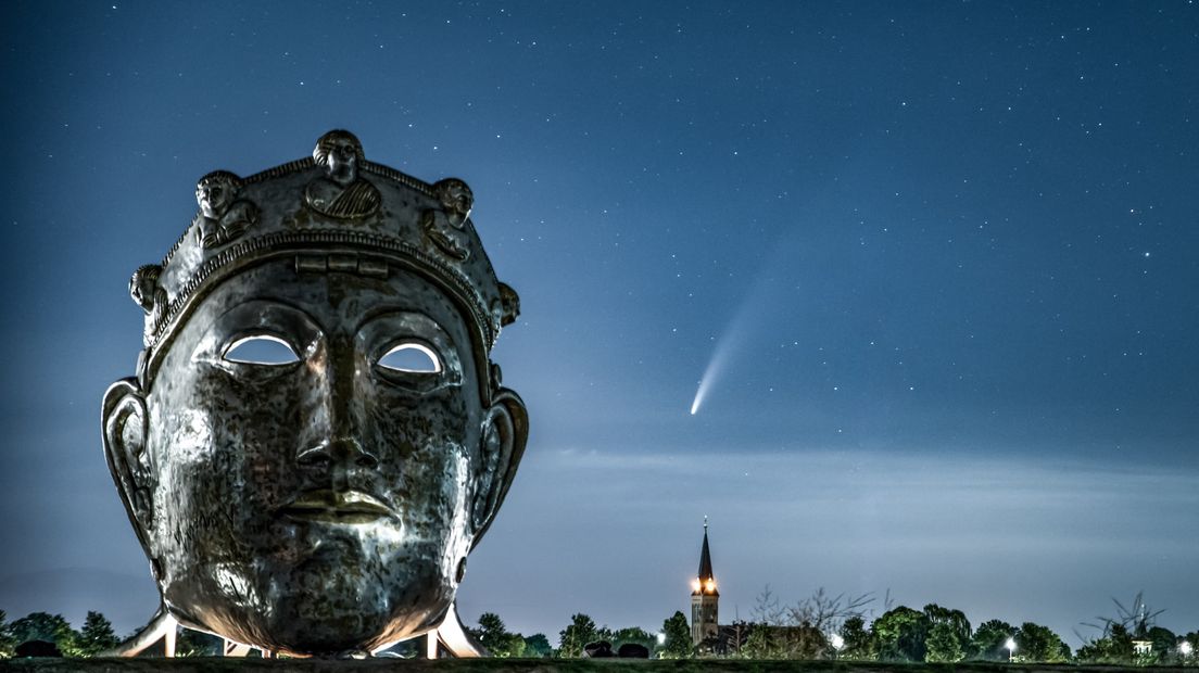 Komeet Neowise in de buurt van het Romeinse masker aan de Waal bij Nijmegen.