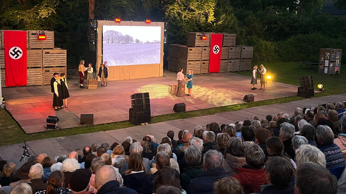 Theaterstuk Razzia Verzet en Vrijheid boeit bezoekers in Vollenhove: 