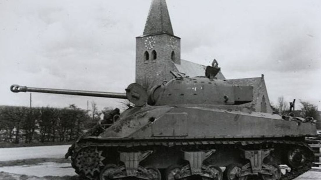 Gehavende Shermantank voor de kerk in Megchelen - foto W.J. Winands