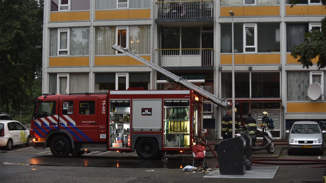 Beneden stonden veel brandweermensen klaar.