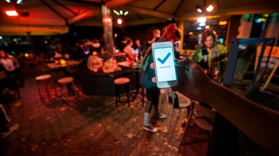 In de brief wordt horecaondernemers gevraagd om de coronamaatregelen extra goed na te leven.
