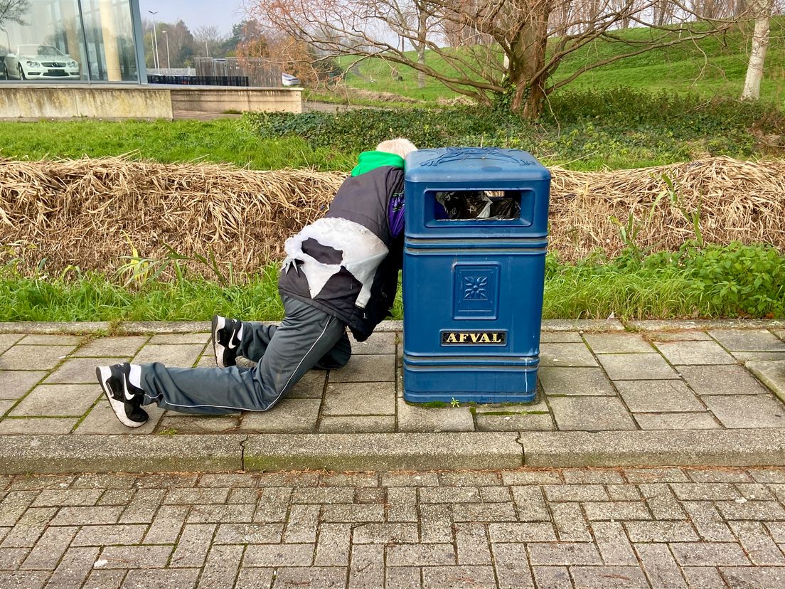 Het is niet altijd makkelijk om de blikjes te pakken