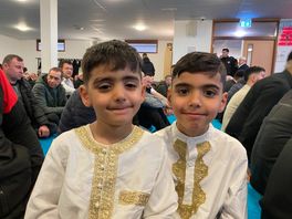 Stralende gezichten bij einde ramadan in moskee in Deventer: "Nu mogen we feesten"