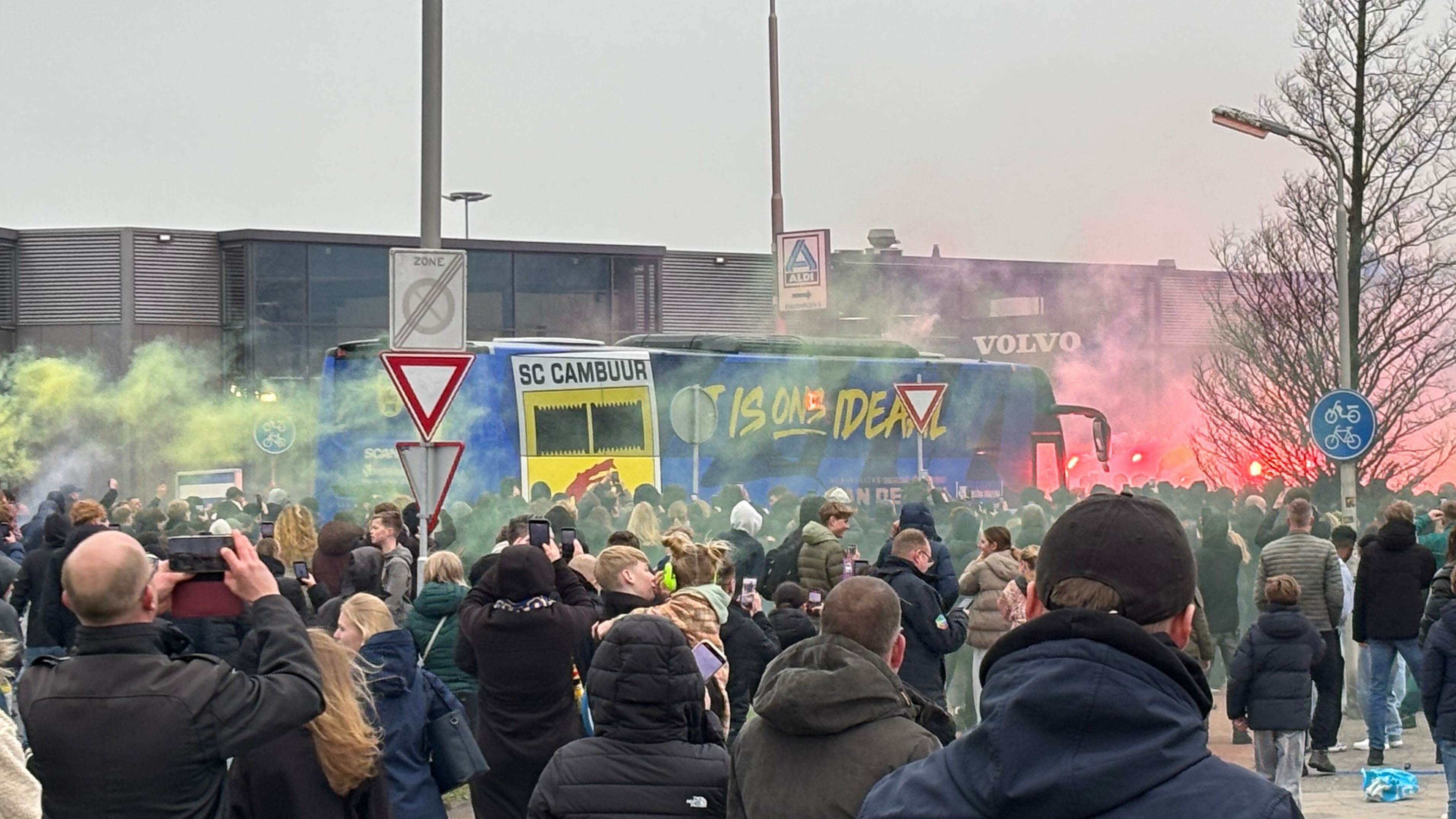 De bus van Cambuur rijdt weg bij het Kooi Stadion