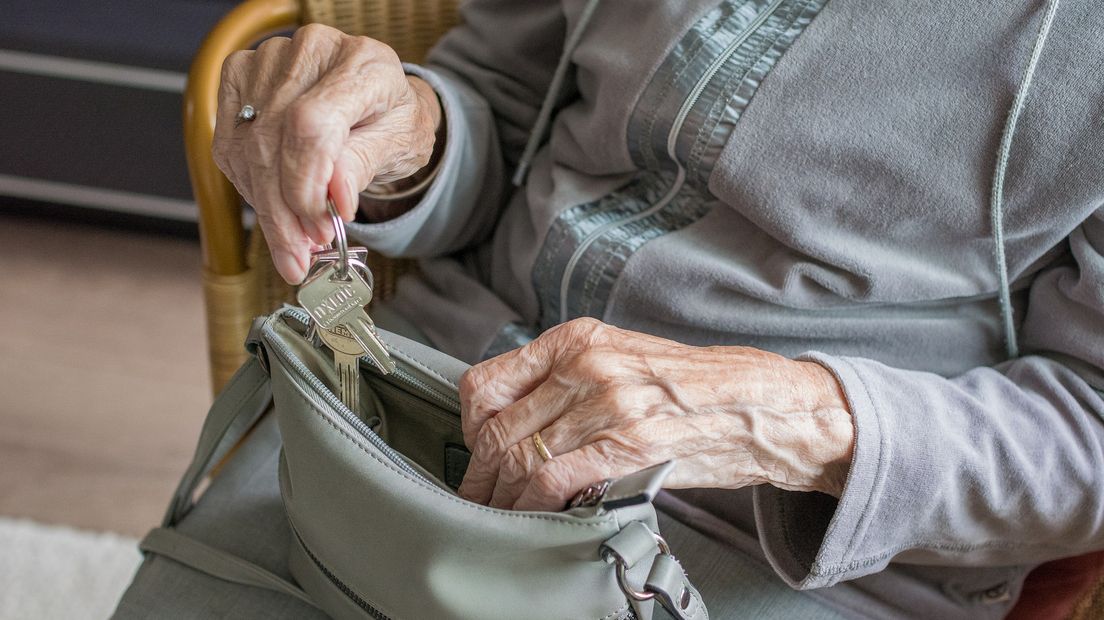 Een hoogbejaard echtpaar uit Tiel is slachtoffer van een babbeltruc.