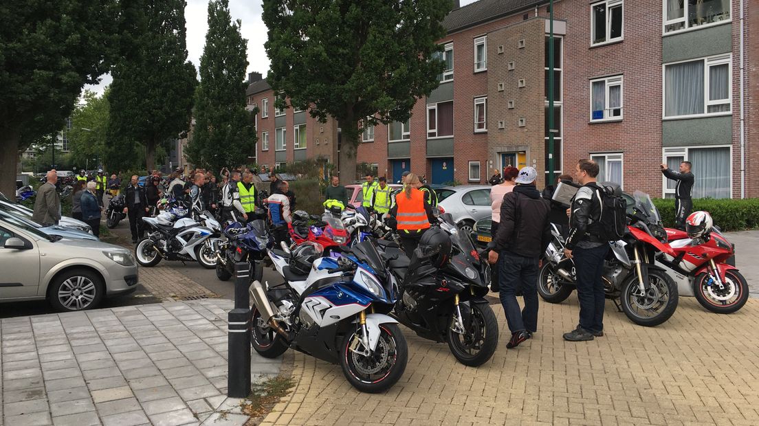Vrienden en familie van Marcel bij zijn ouderlijk huis in Bilthoven.