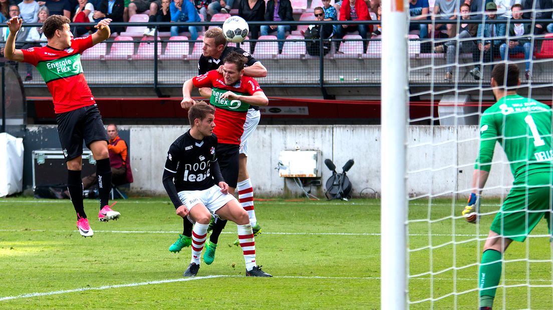 Was dit de laatste kopbal van Tim Siekman in het shirt van FC Emmen= (Rechten: Roel Bos/sportfoto.org)