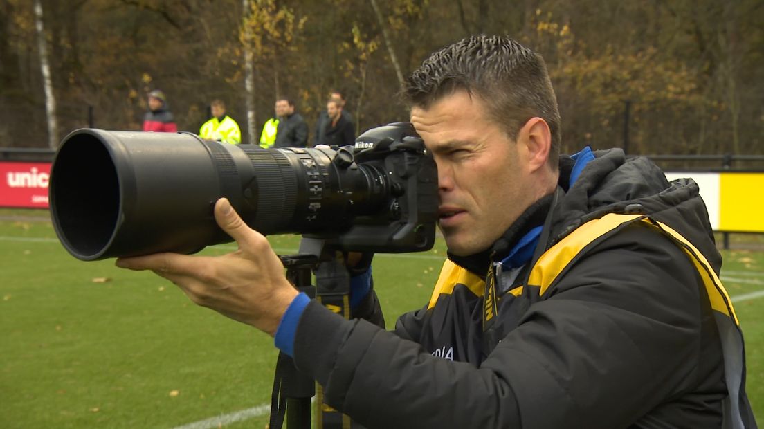 Als de wedstrijd Jong Vitesse – HFC op punt staat van beginnen, zoekt clubfotograaf Paul een strategisch plekje langs het veld om daarna in de rust snel de resultaten te bewerken en te publiceren.