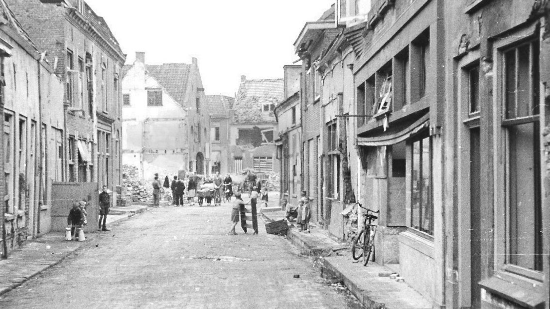 Huissen stroomt in de tweede helft van september 1944 vol met vluchtelingen uit Arnhem. De bevolking is bijna verdubbeld, naast de 6000 Huissenaren denken maar liefst 4000 evacués in de stad een veilig heenkomen gevonden te hebben. Het is er ook veiliger dan in Arnhem, tot 2 oktober 1944, een rampzalige dag voor Huissen. Amerikaanse bommenwerpers storten aan het begin van de middag dood en verderf uit over Huissen en omgeving. 98 mensen komen om het leven.