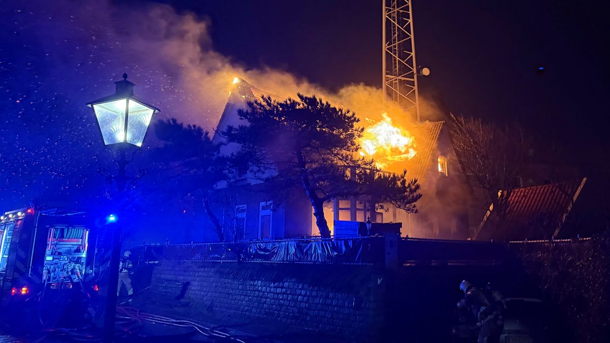 Zeer grote woningbrand op Terschelling | Vrouw zwaargewond bij groot ongeluk op A7
