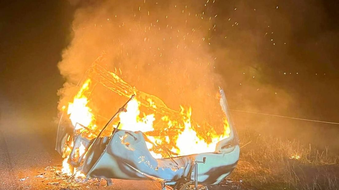 De uitgebrande caravan stond midden op de weg.